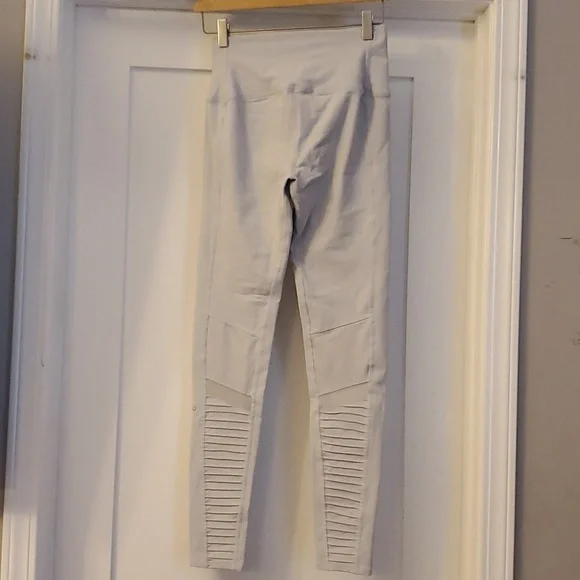 ALO Yoga White Leggings - Picture 4 of 6